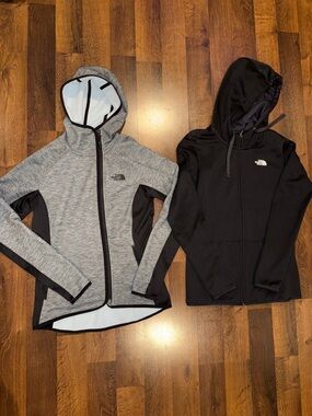 Lot of 2 Women’s The North Face Hooded Jackets - size small